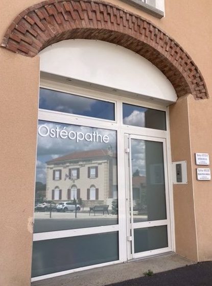 Vitrine et porte d’entrée cabinet d’ostéopathie de Boris OTTEN place de la mairie 38200 Seyssuel