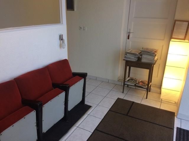 Salle d’attente en fauteuil de cinéma du cabinet d’ostéopathe et de kinésithérapeute du cours d’Herbouville à Lyon 69004