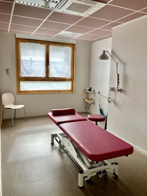 Une des salles de consultation pour l’ostéopathie utilisées par Boris Otten Ostéopathe DO lors des consultations effectuée dans la Maison de Santé de Marennes 69970.